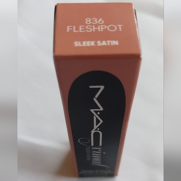 MAC - Macximal Sleek Satin Lipstick + BONUS Lipliner! - Picture 7 of 9